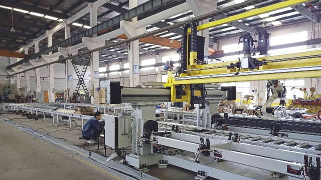 龍門吊上梁、立柱機器人弧焊流水線